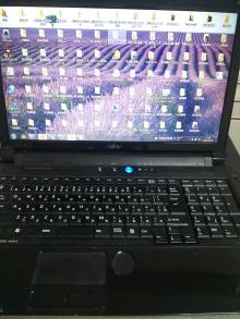 ノートPCの画面とキーボード・机の上（2015-04-29）