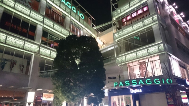 「PASSAGGIO」ビル外観の夜景（店回りの街の実景）（2016-03-06）