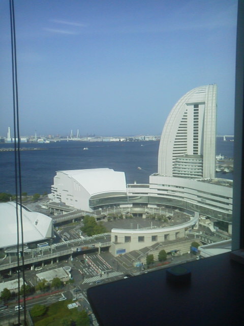 横浜ランドマークタワーと港の風景（横浜の節の直下）