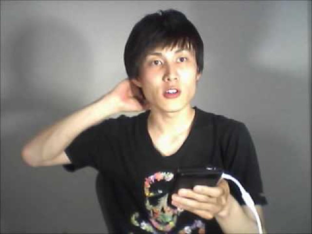 黒Tシャツで耳に手を当てる本人（動画「ノリ打ち、軍団って何考えてるの？」より）