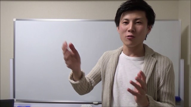 ベージュカーディガン姿で身振りする本人（動画「自分がポンコツなことに気付くべし　バジ絆　ジャグラー」より）