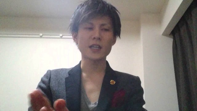 黒ブレザーで正面を見る本人の顔アップ（動画「質問　ハイエナをしている時に台が拾えなくなったら？」より）