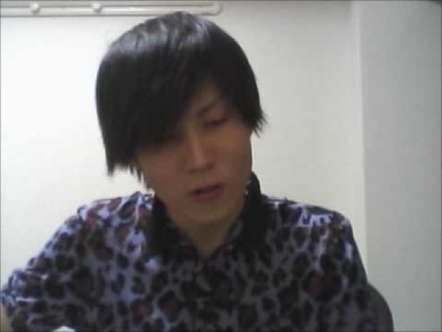 白い部屋でうつむき加減に話すところ（動画「期待値を追っても勝てない時は？」より）